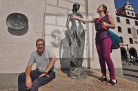 Kabarettist Sven Kemmler mit US Touristin am Busen der Julia - Marienplatz München